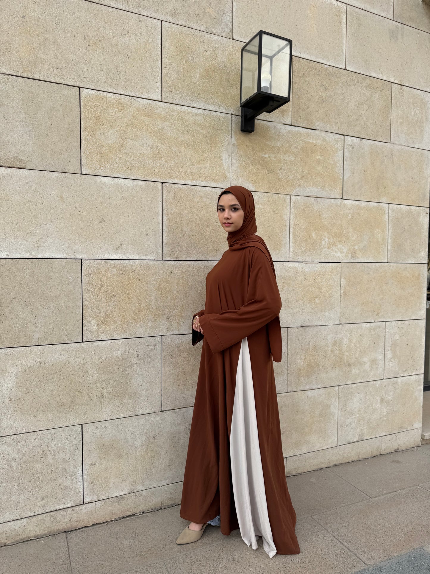 chic brassy and white abaya